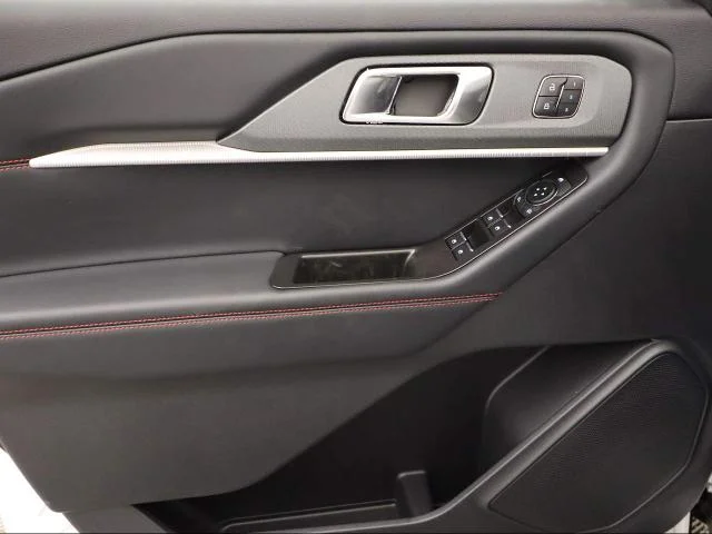 New 2026 Star White Metallic Tri-Coat Ford ST-Line image 18