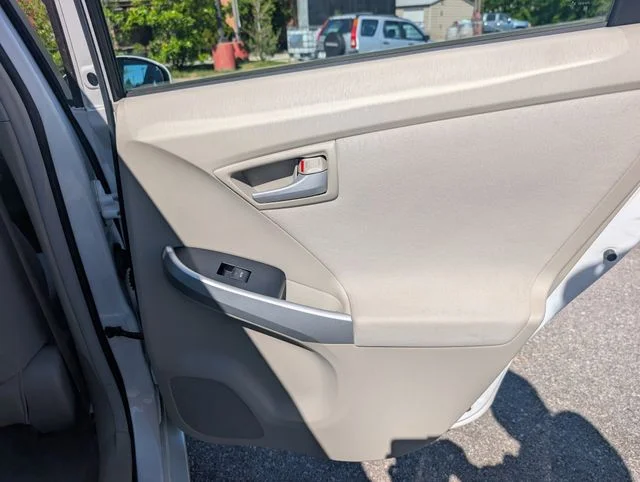 Used 2010 White Toyota  image 19