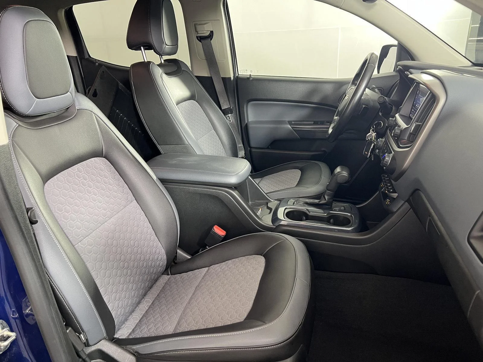 Used 2019 Pacific Blue Metallic Chevrolet Z71 image 22
