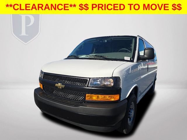 New 2025 Summit White Chevrolet WT image 12
