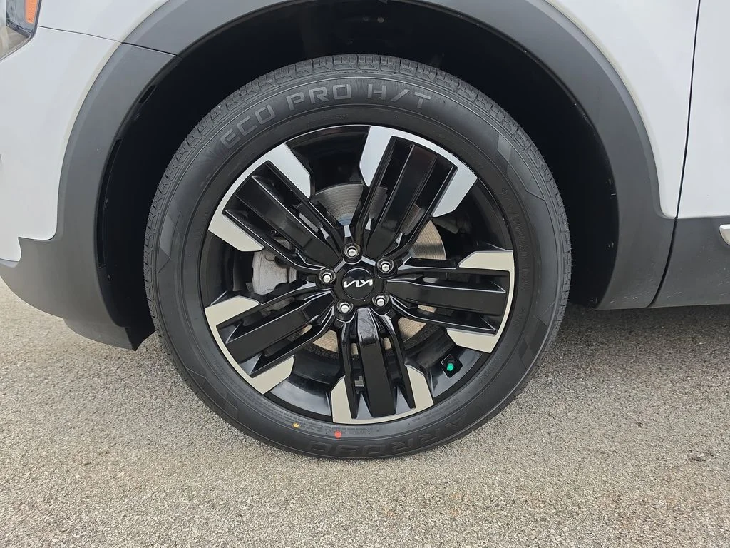 Used 2023 White Kia SX image 17
