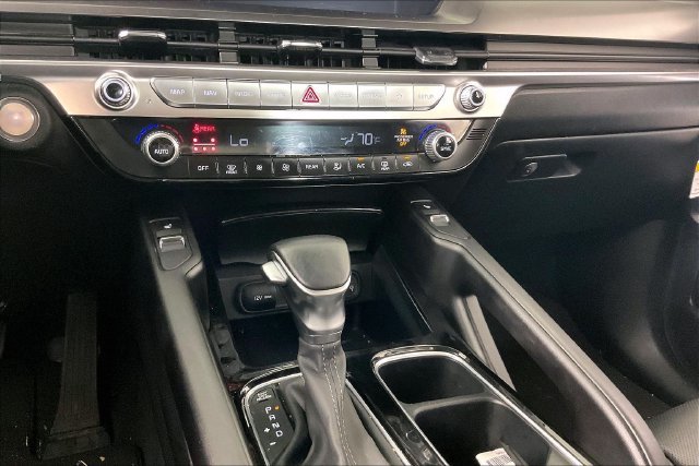 Used 2025  Kia S image 8