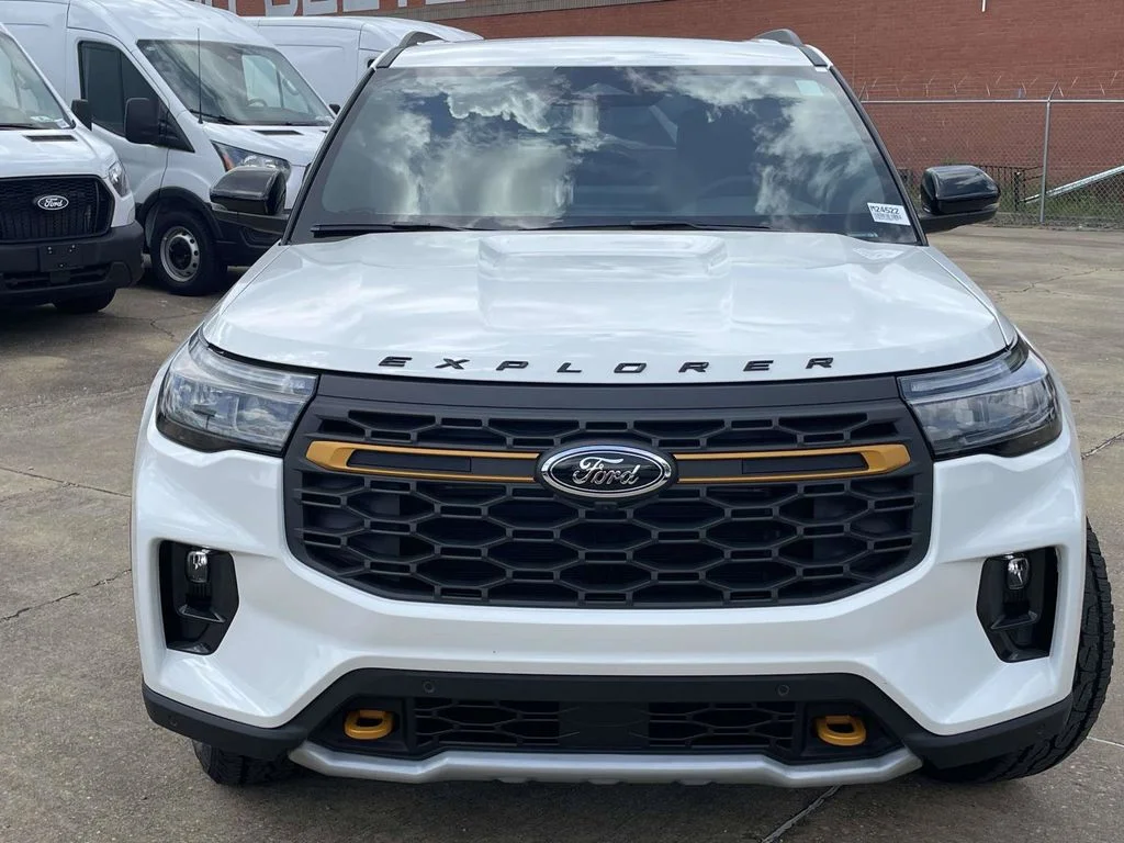 New 2026 Star White Metallic Tri-Coat Ford Tremor® image 8