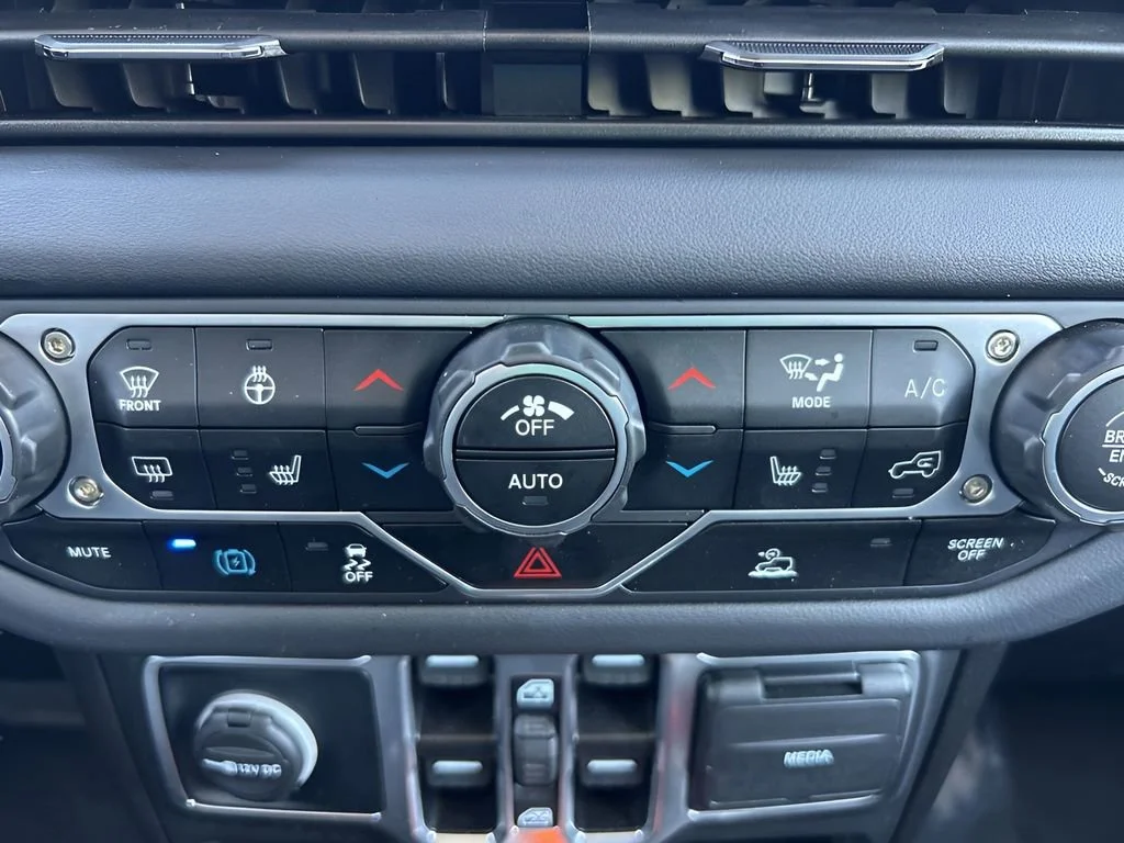 Used 2025 White Jeep Sahara image 20