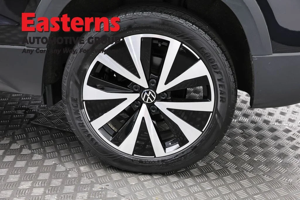 Used 2024 Black Volkswagen 1.5T SE image 31