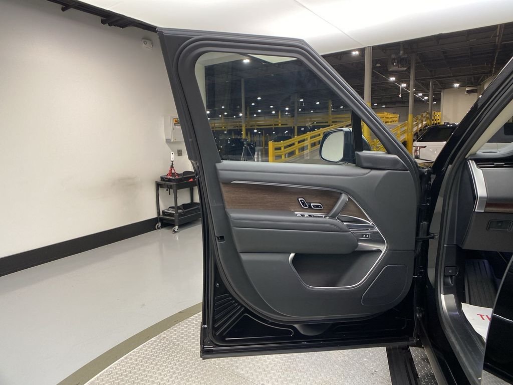 Used 2023  Land Rover SE image 14