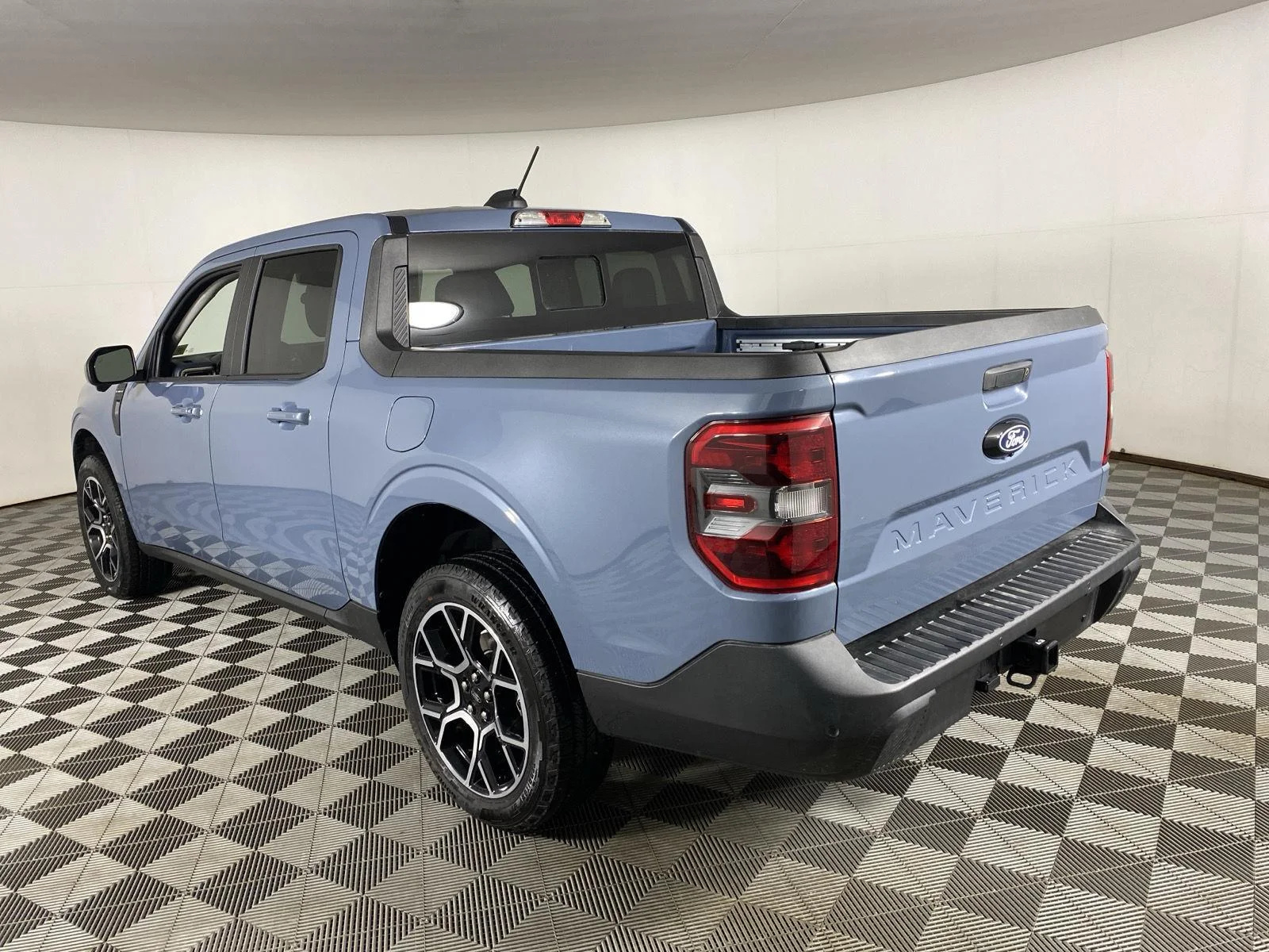 Used 2025 Azure Gray Metallic Ford LARIAT image 5