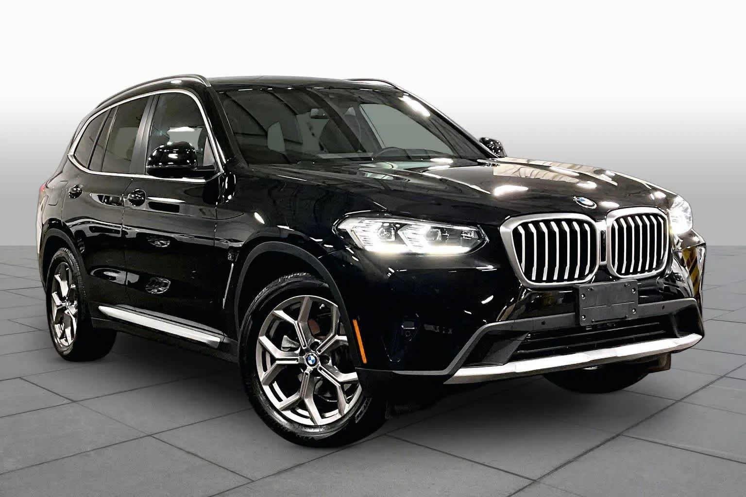Used 2022 Black Sapphire Metallic BMW xDrive30i image 3