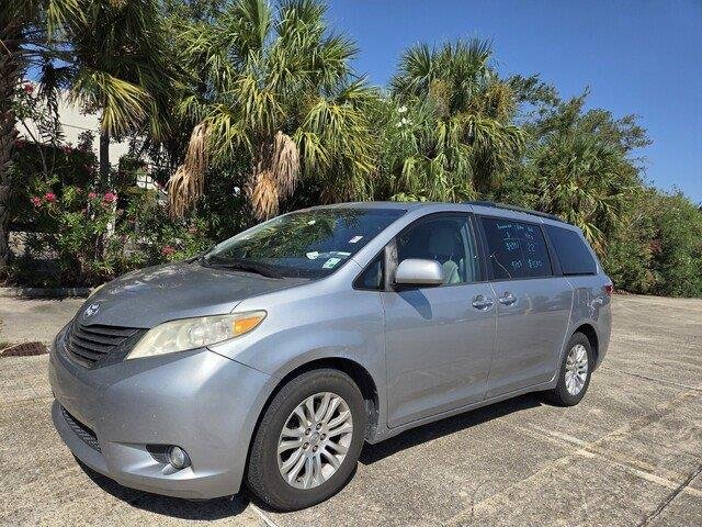 Used 2016 Silver Sky Metallic Toyota XLE 8-Passenger image 1