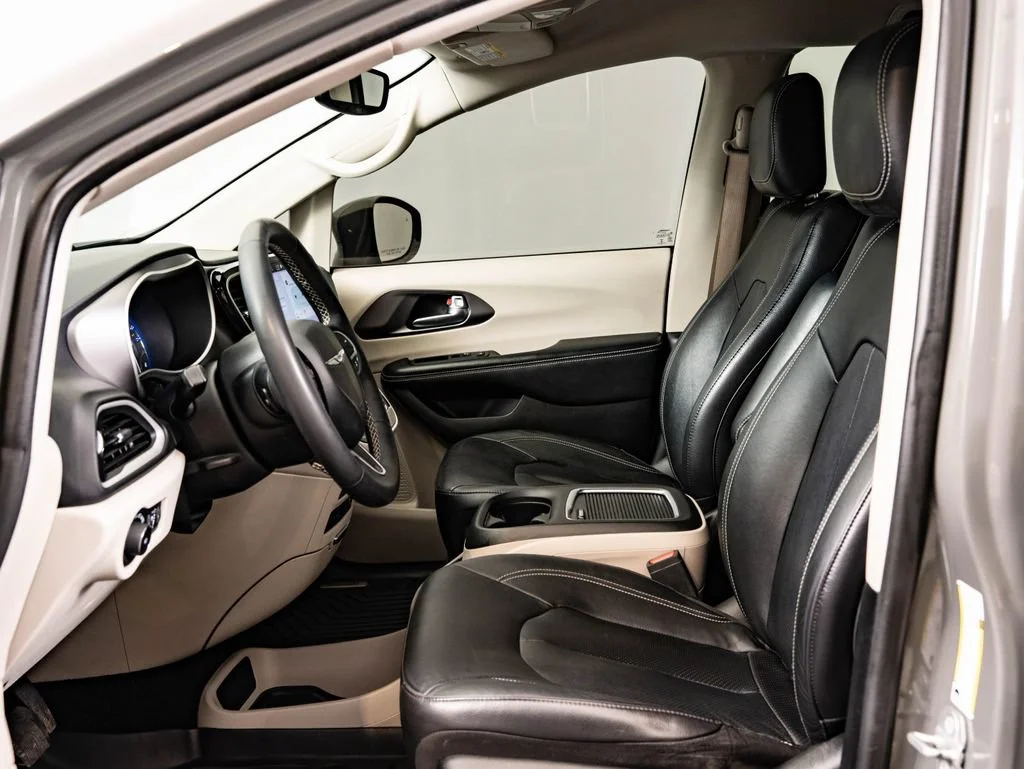 Used 2022 Ceramic Gray Clearcoat Chrysler Touring L image 22
