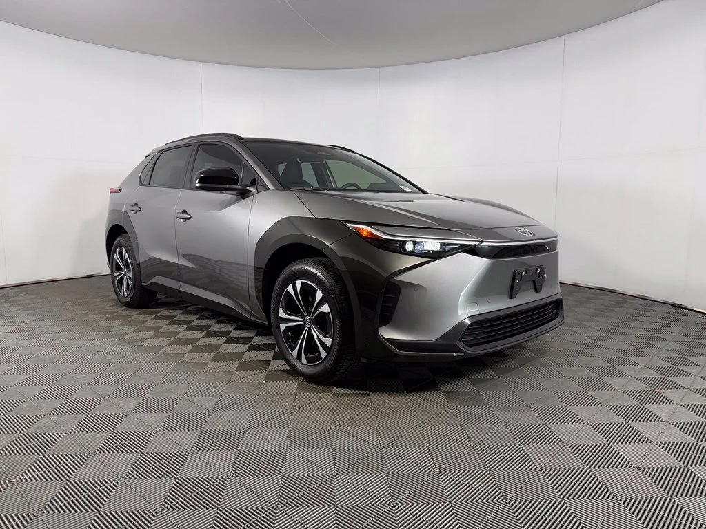 Certified Used 2025  Toyota XLE image 5