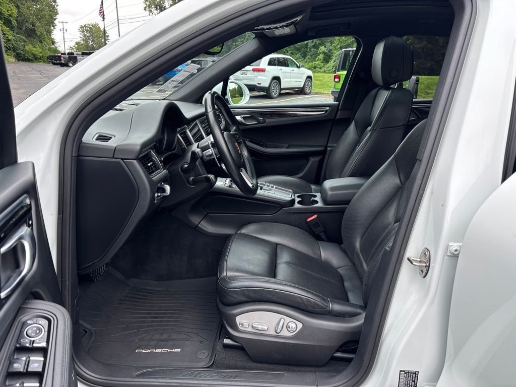 Used 2017 White Porsche Base image 16
