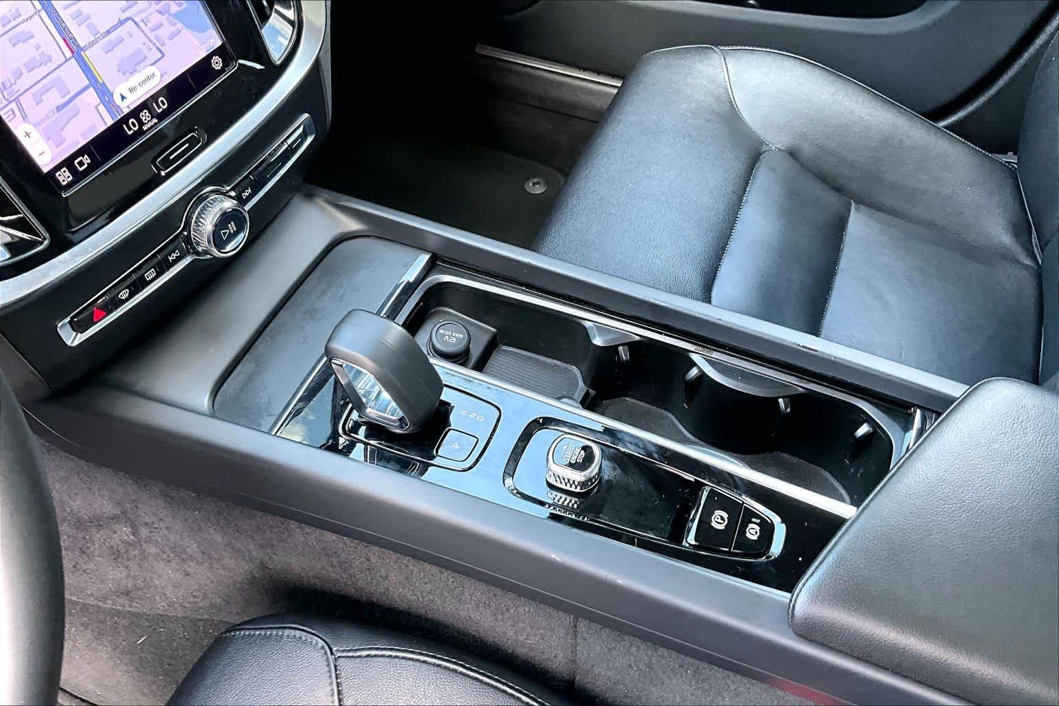 Used 2023  Volvo Core Dark Theme image 17
