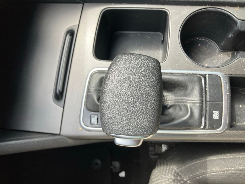 Used 2019 White Kia LX image 19