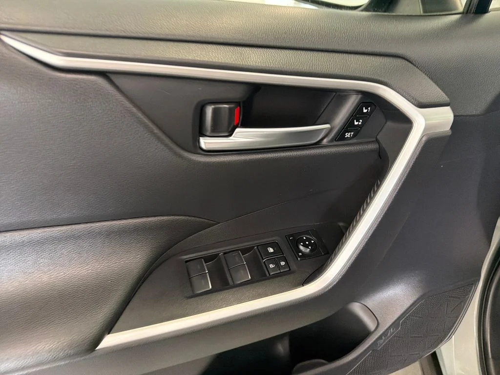 Used 2022  Toyota XLE Premium image 13