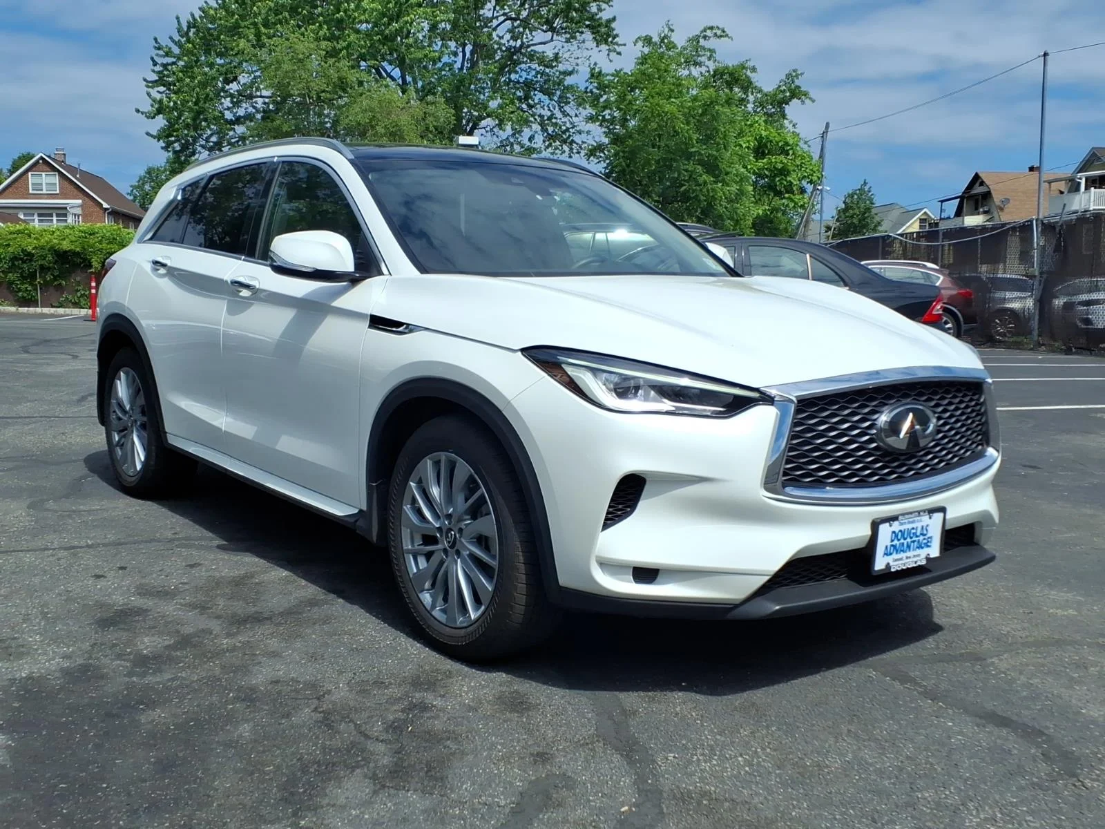 Certified Used 2025 White INFINITI LUXE image 4