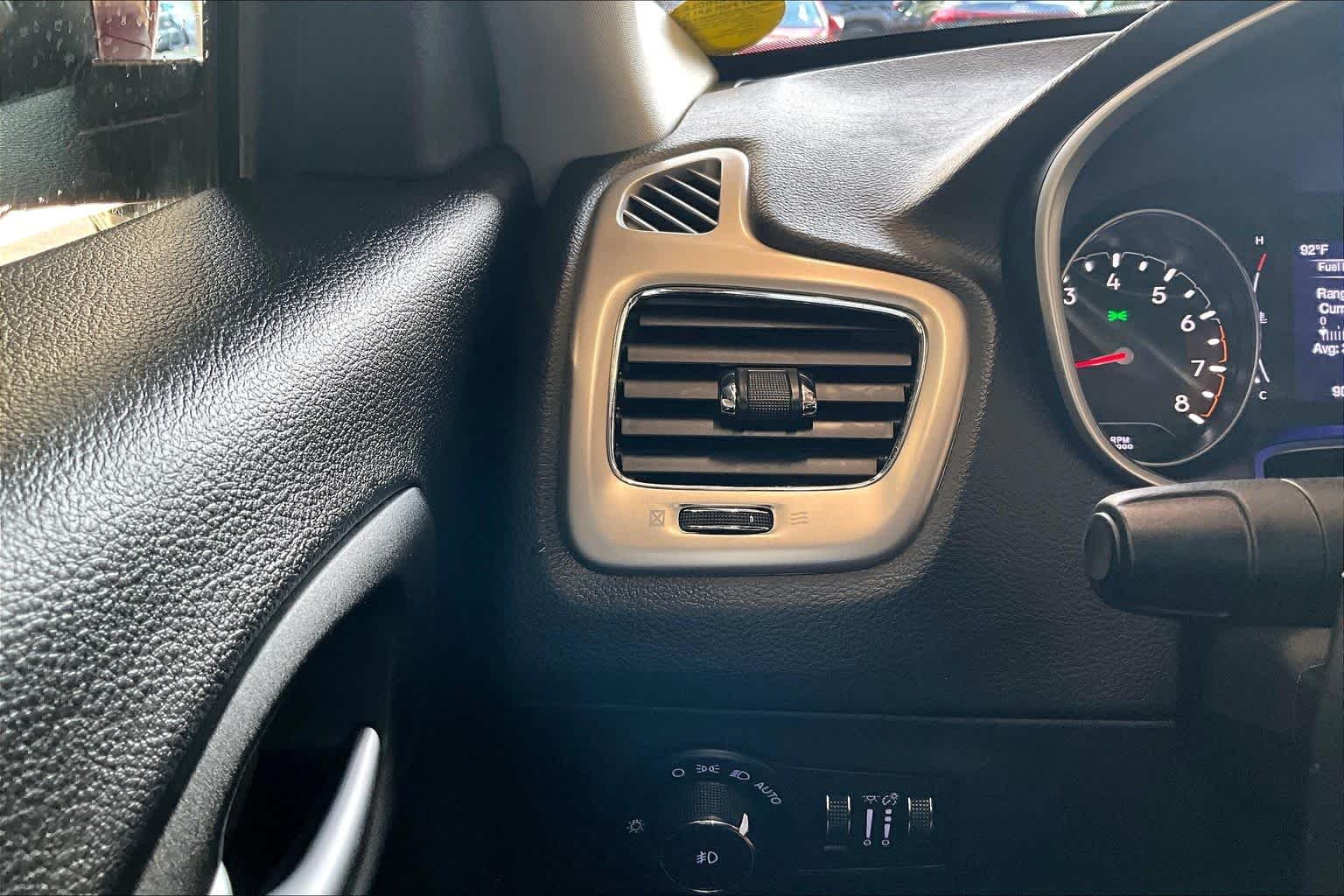 Used 2018 Redline Pearlcoat Jeep Latitude image 36