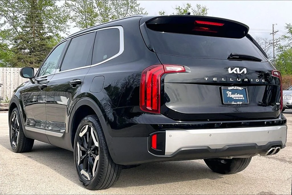 Used 2024 Black Kia S image 11