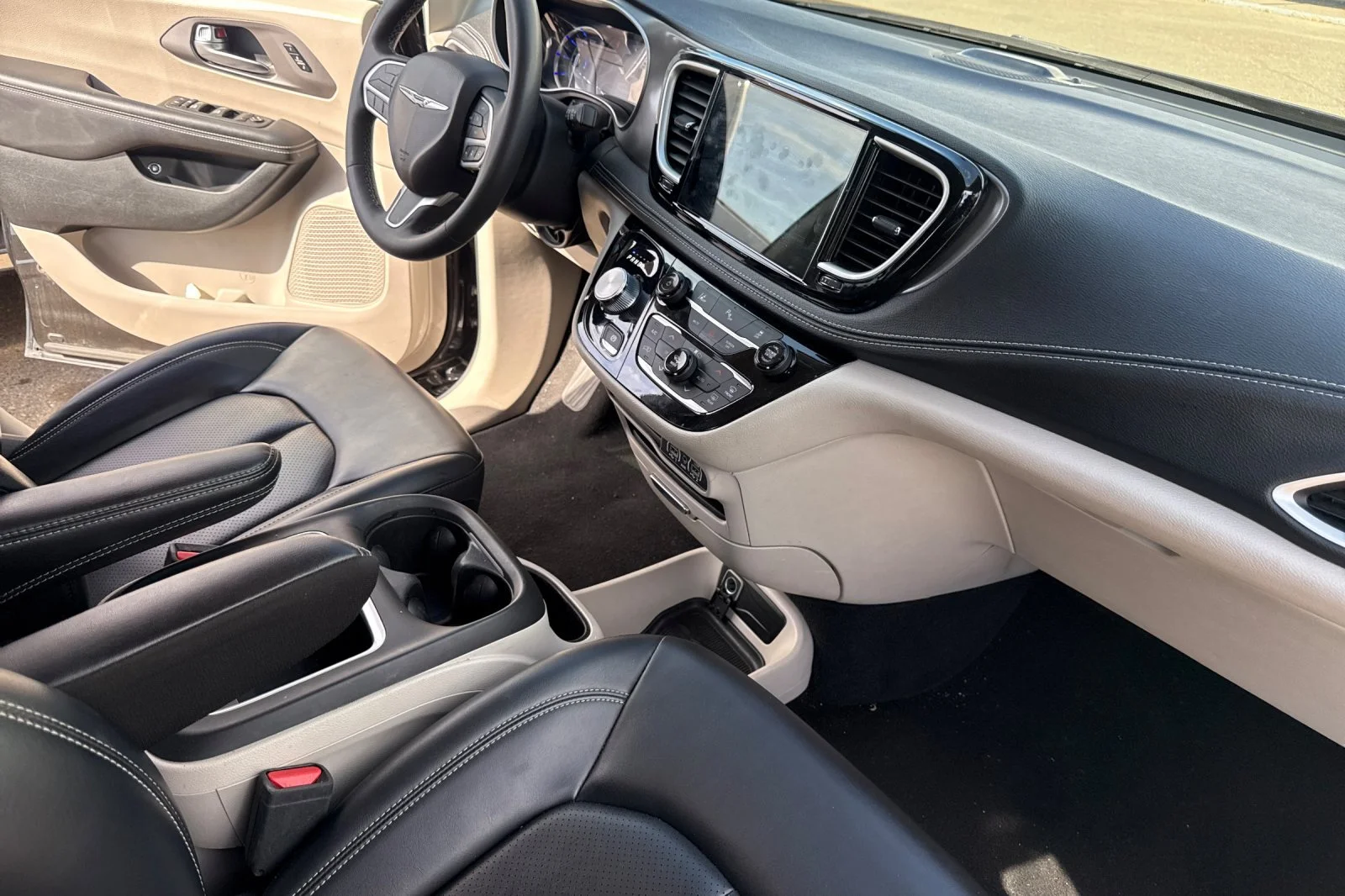 Used 2023 Black Chrysler Touring L image 14