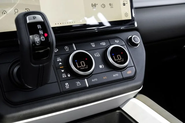 New 2026 White Land Rover X-Dynamic SE image 31