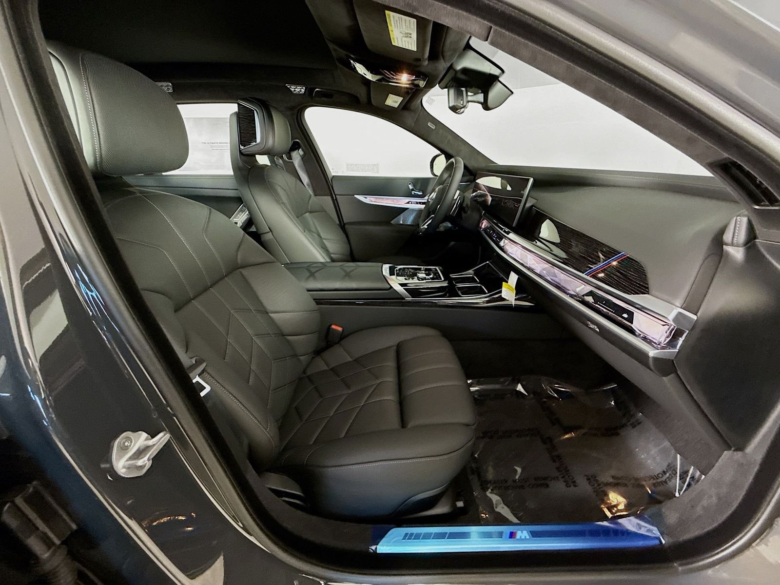 New 2026 Dravit Grey Metallic BMW 750e xDrive image 30