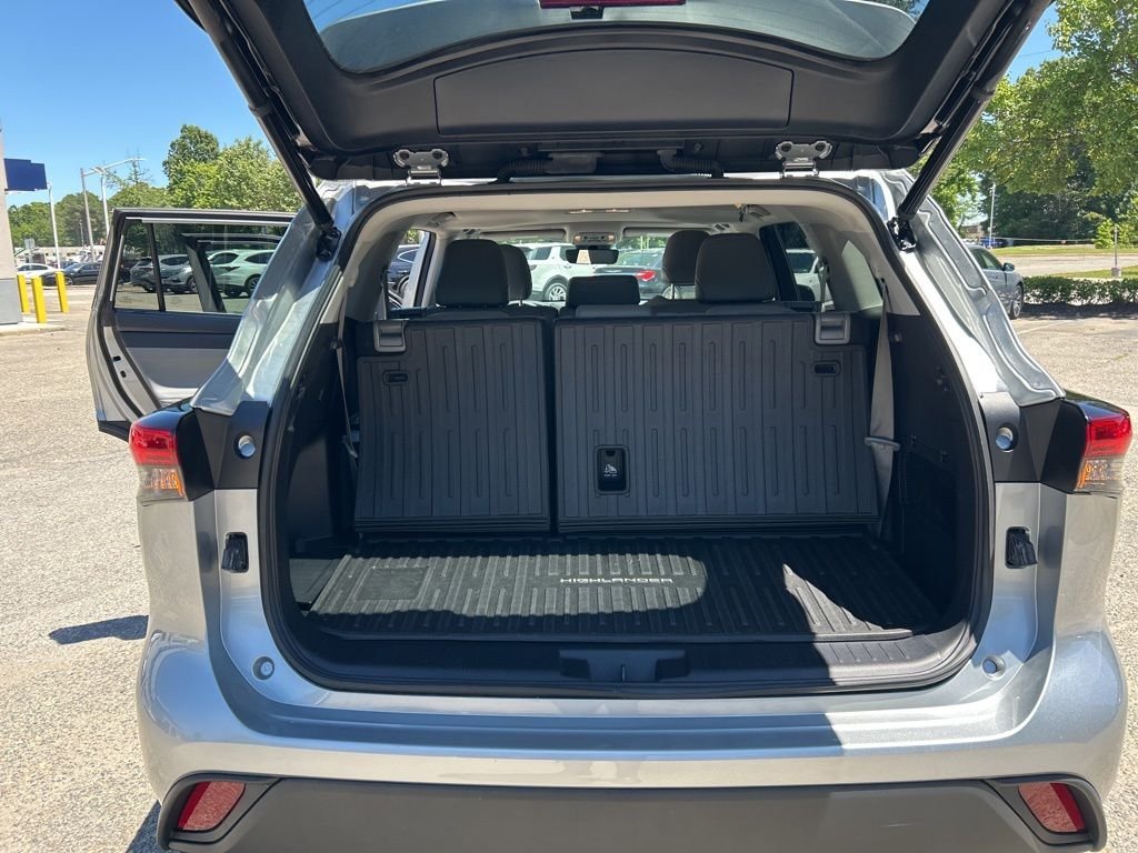 Used 2021 Silver Toyota XLE image 23
