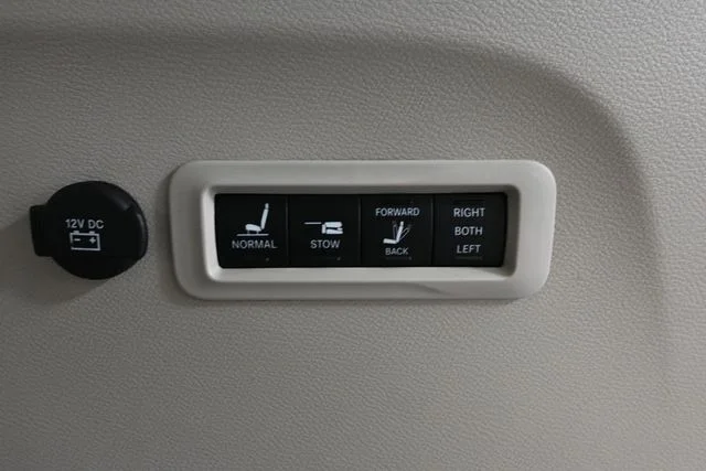 Used 2020 White Chrysler Limited image 43