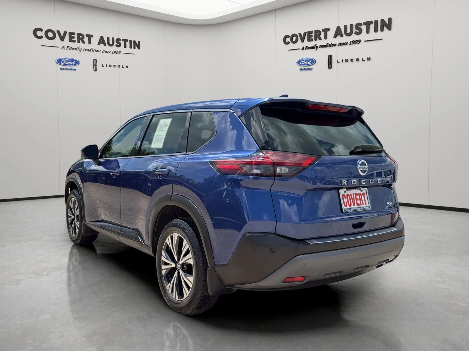 Used 2021 Blue Nissan SV image 3