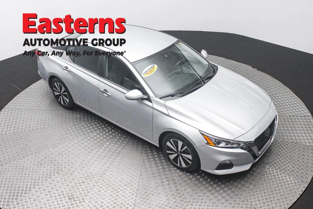 Used 2022 Silver Nissan 2.5 SV image 3