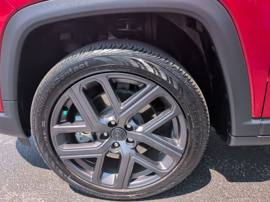 New 2026 Red Hot Pearl-Coat Exterior Paint Jeep Latitude image 11
