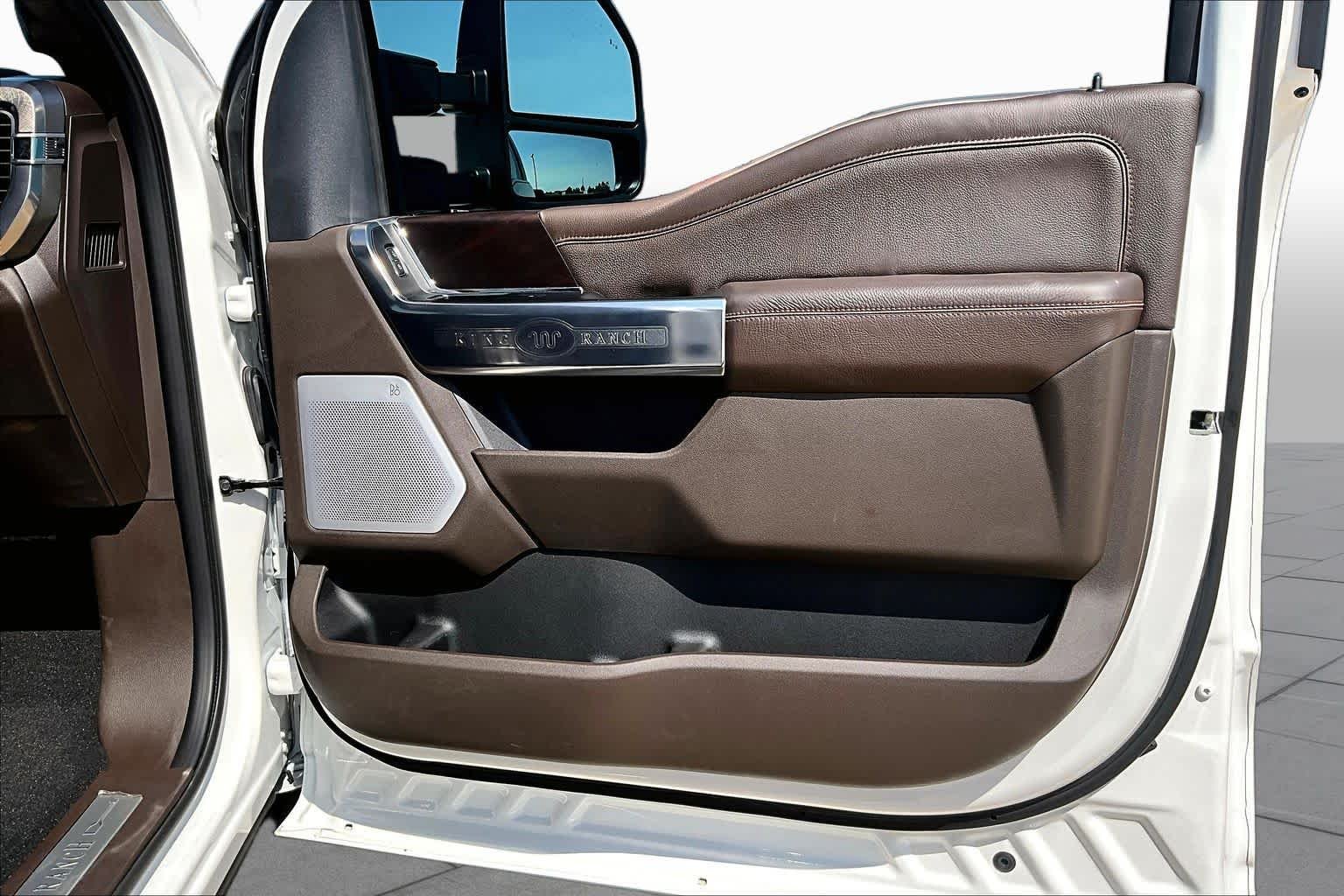 Used 2025 Star White Metallic Tri-Coat/Darkened Bronze Ford King Ranch image 23