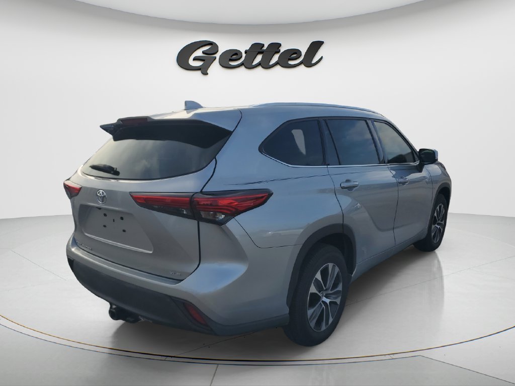 Used 2020 Silver Toyota XLE image 3