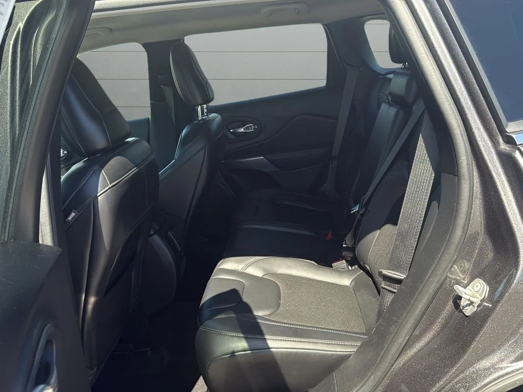 Used 2021 Gray Jeep Latitude Plus image 21