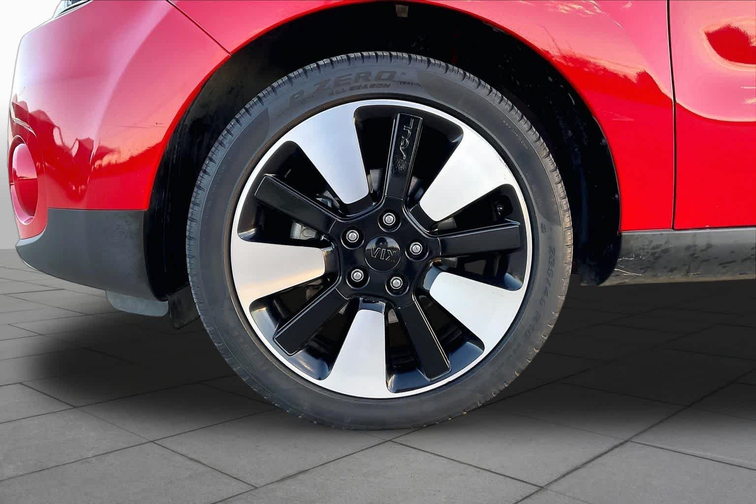 Used 2018 Inferno Red w/Black Roof Kia + image 9