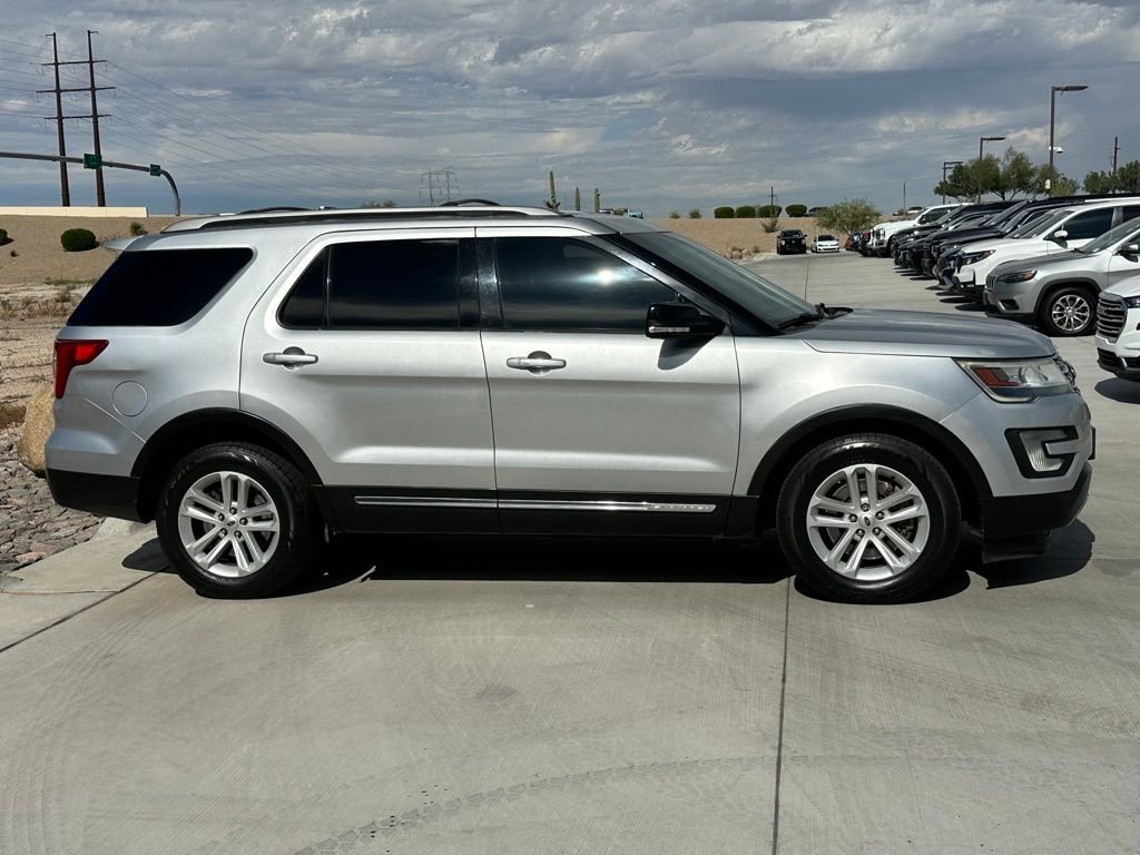 2017 Ford Explorer XLT photo 3