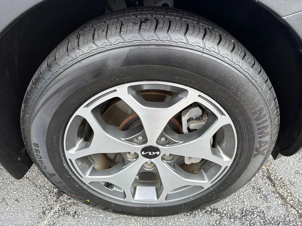 Used 2022 White Kia EX image 12