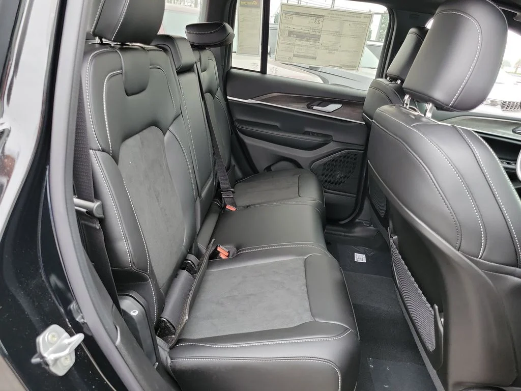 New 2026 Diamond Black Crystal Pearl-Coat Exterior Paint Jeep Altitude image 15