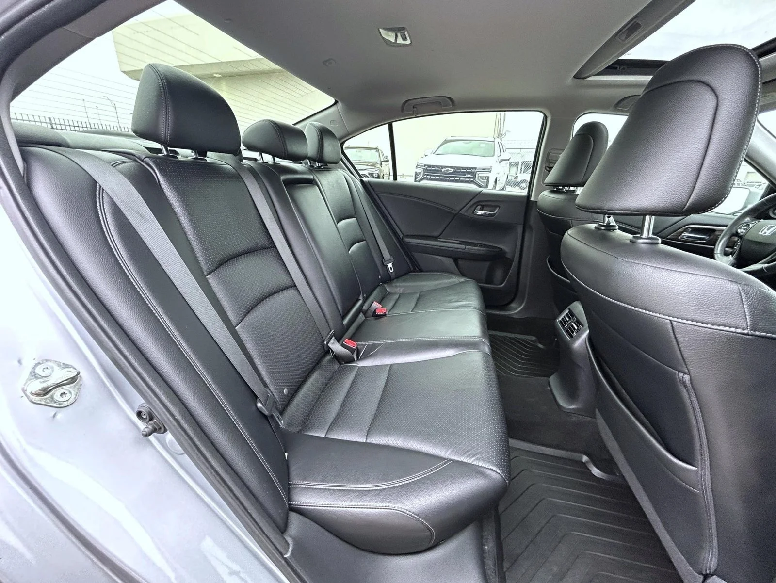Used 2016 Silver Honda EX-L image 19