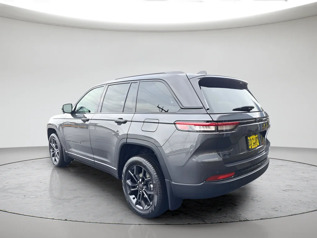 New 2025 Baltic Gray Metallic Clear-Coat Exterior Paint Jeep Limited image 5
