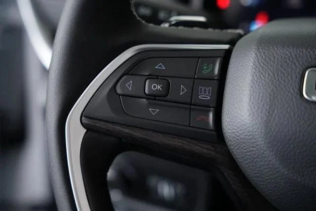 New 2026 Bright White Clear-Coat Exterior Paint Jeep Laredo image 4