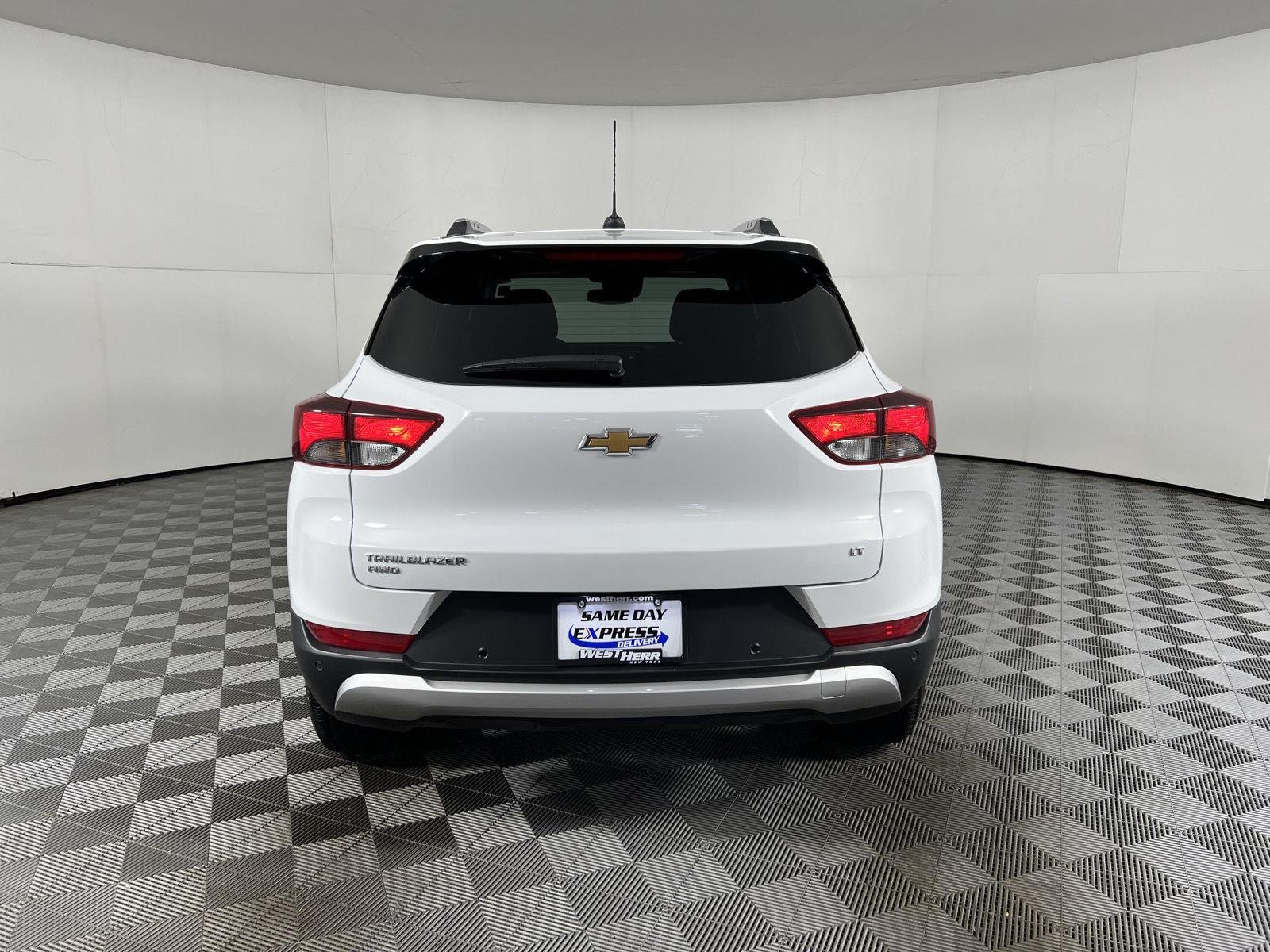 Used 2025 Summit White Chevrolet LT image 46