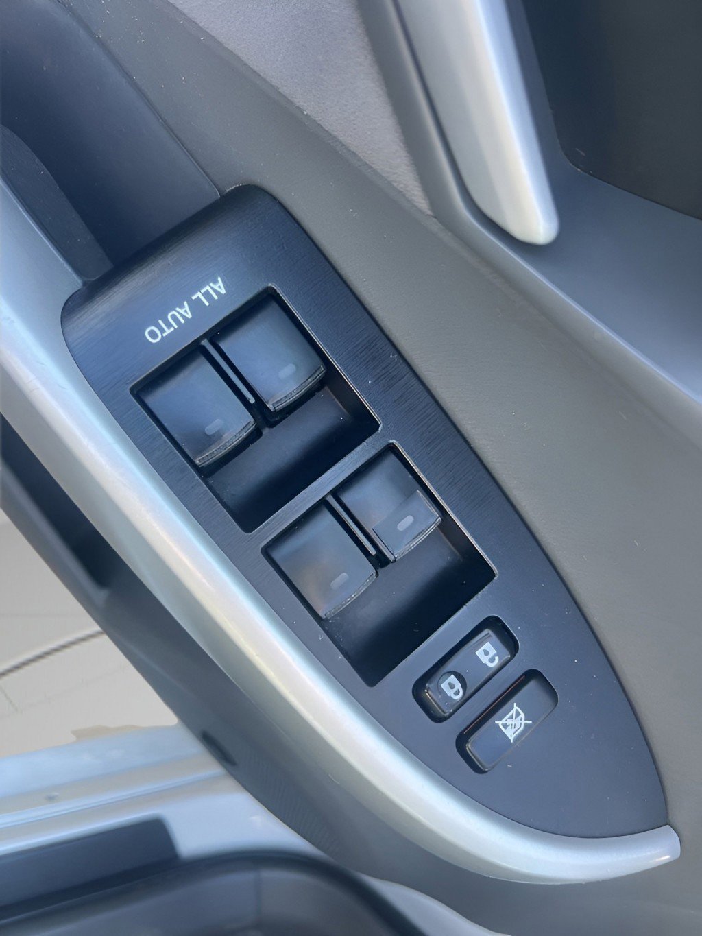 Used 2010 White Toyota V image 13