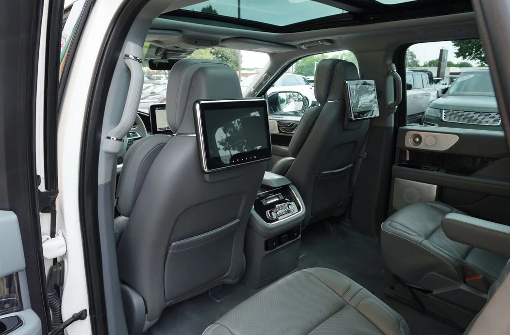 Used 2018 White Lincoln Reserve image 30