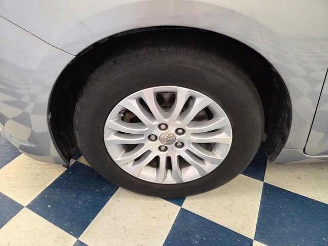 Used 2013 Silver Toyota XLE image 8