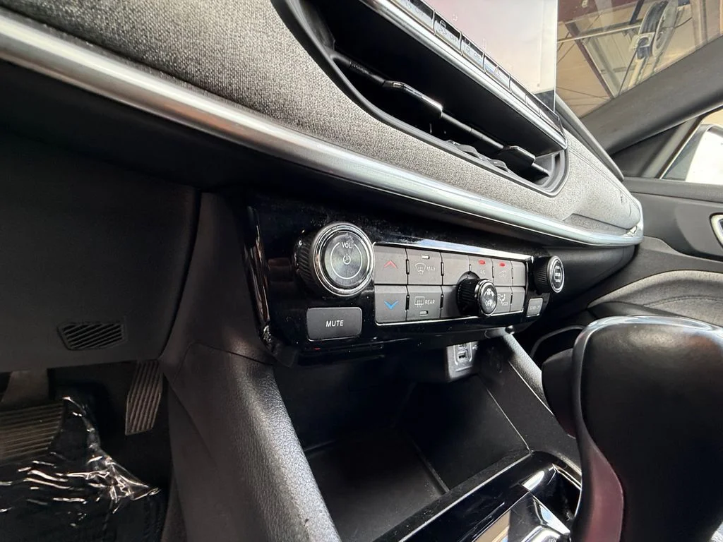 Used 2024 White Jeep Latitude image 23