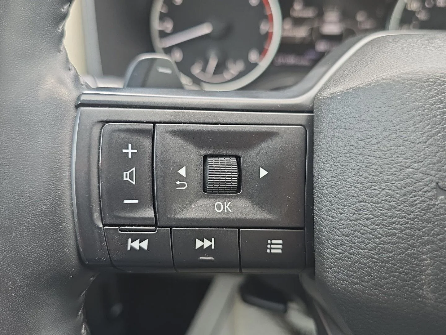 Used 2025 Super Black Nissan SV image 14