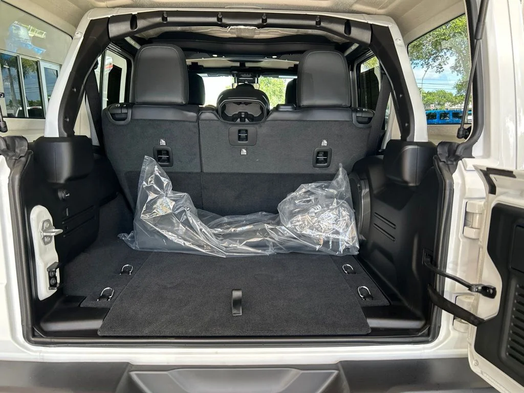 Used 2025 White Jeep Sahara image 38
