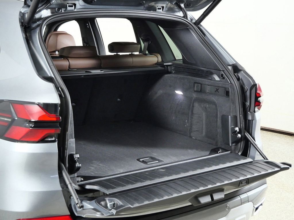 Used 2026 Skyscraper Grey Metallic BMW xDrive40i image 30