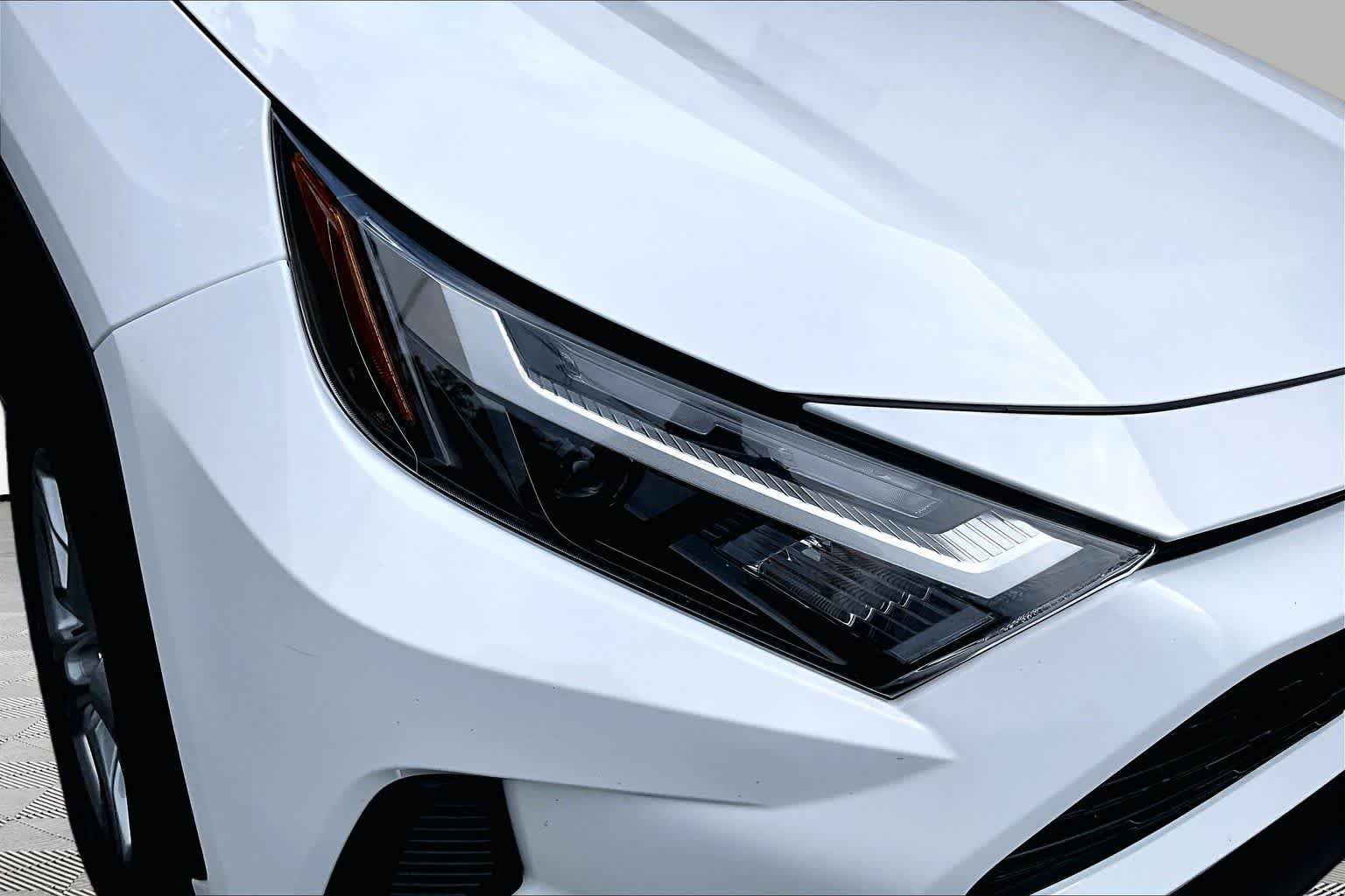 Certified Used 2025 Ice Cap Toyota Hybrid XLE image 28