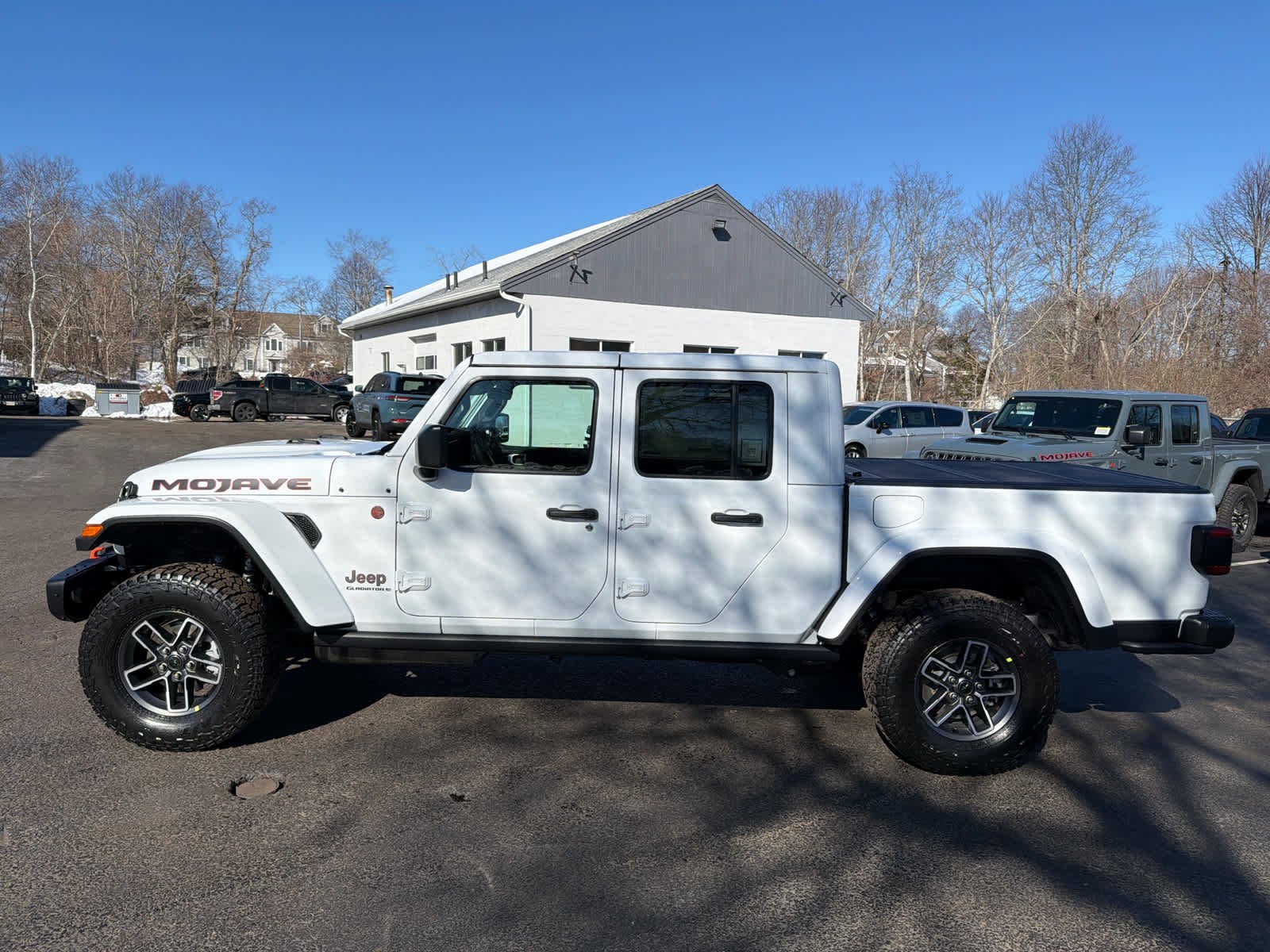 New 2026 Bright White Clear-Coat Exterior Paint Jeep Mojave X image 5